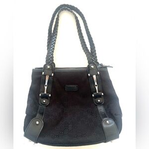 Black Women's Bucket Bag
Man made materials . Vegan leather braided strap.